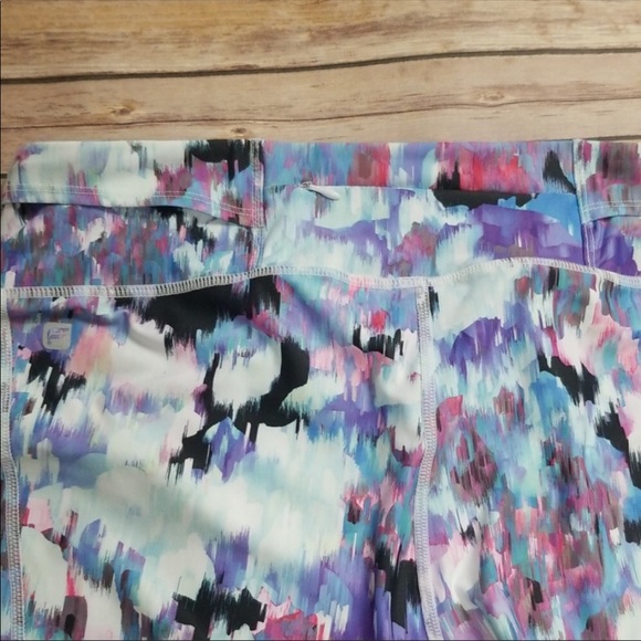 Fabletics Gia Printed Powerlight Capri - Picture 4 of 5